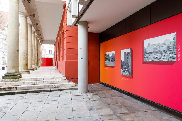 Fotografie - Bild von der Ausstellung "Das war's" in den Schaufenstern des ehemaligen Kaufhof-Gebäudes