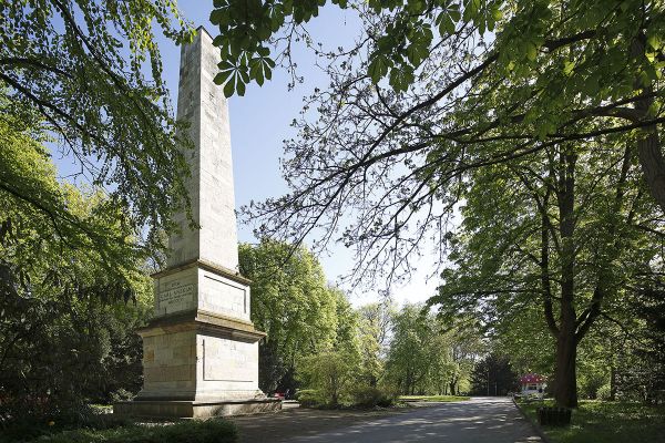 Fotografie - Obelisk in der Fürst-Anselm-Allee