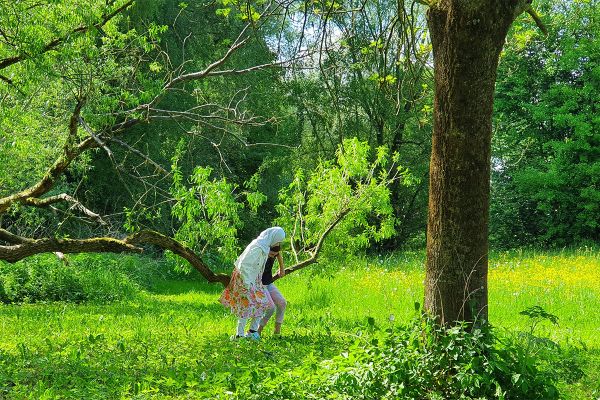 Fotografie - zwei spielend Mädchen auf naturnaher Fläche in Weichs