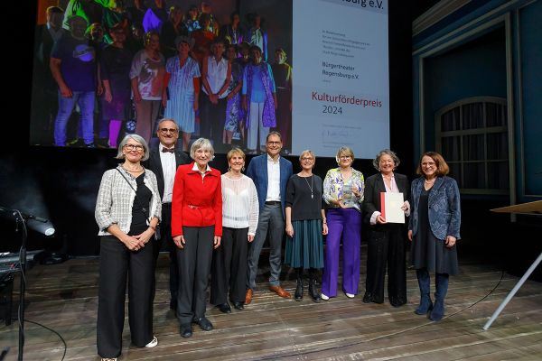 Fotografie - Vorstandschaft des Bürgertheater Regensburg e.V. mit Oberbürgermeisterin Gertrud Maltz-Schwarzfischer und Kulturreferent Wolfgang Dersch bei der Preisverleihung