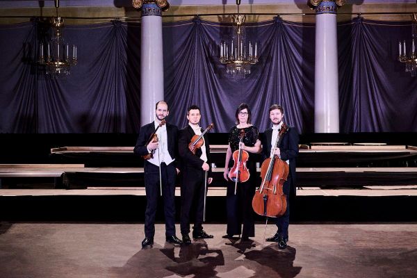 Fotografie - Vier Musiker und Musikerinnen des Philharmonisches Orchester Regensburg mit ihren Instrumenten