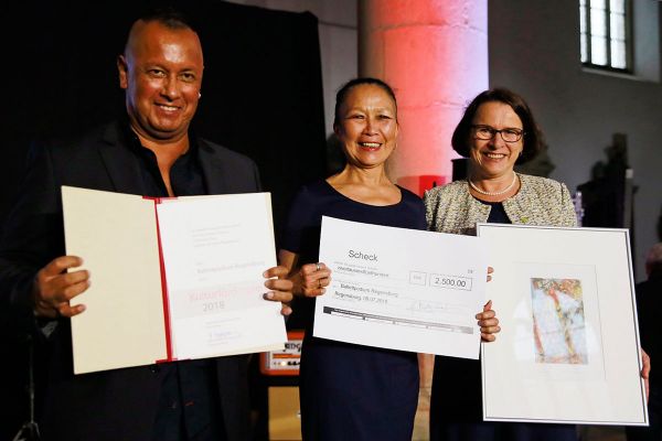 Fotografie - Ballettpodium Regensburg (vertreten durch Sumiaty Widjaja und Angel Ureta) mit Bürgermeisterin Gertrud Maltz-Schwarzfischer