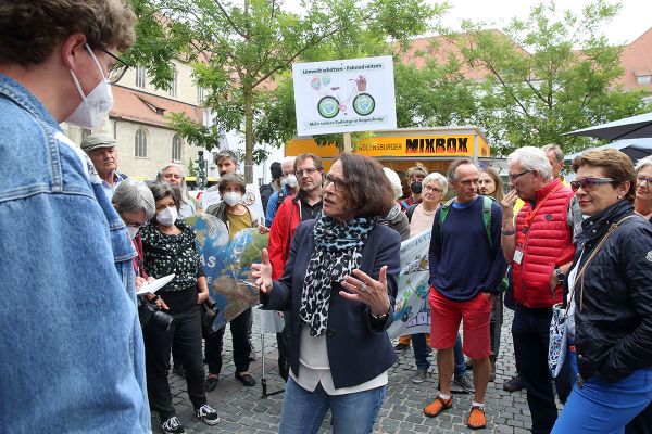 Bürgerinnen und Bürger auf einem Platz mit der Oberbürgermeisterin