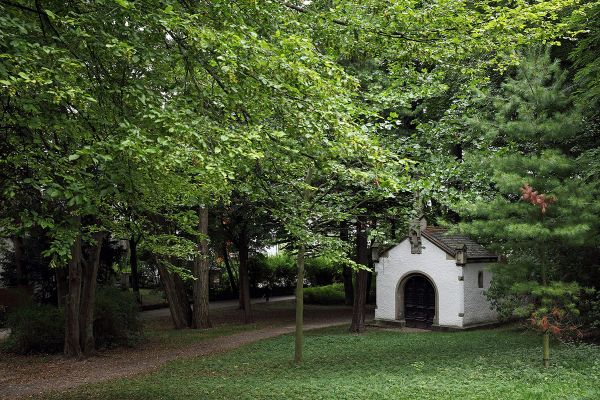 Fotografie - kleine Kapelle umgeben von Bäumen