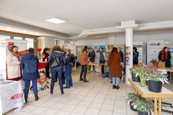 Fotografie - Besuchende informieren sich bei den Einrichtungen bei der Messe im Raum für Engagement 