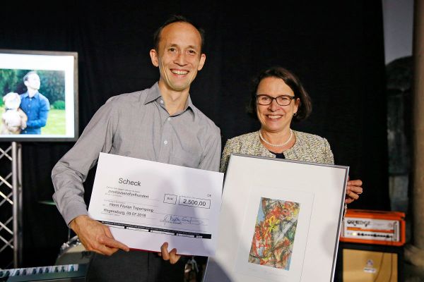 Fotografie - Florian Toperngpong mit Bürgermeisterin Gertrud Maltz-Schwarzfischer 