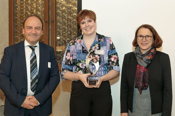 Fotografie -  Mareike Barthel mit Oberbürgermeisterin Gertrud Maltz-Schwarzfischer und Prof. Ulrich Briem