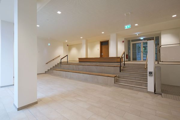 Fotografie – Turnhallen Albrecht-Altdorfer-Gymnasium,  Blick ins Foyer