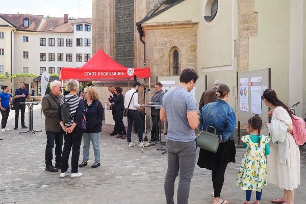 Fotografie - Blick auf den Stand von "Stadt im Gespräch" am St.-Kassians-Platz