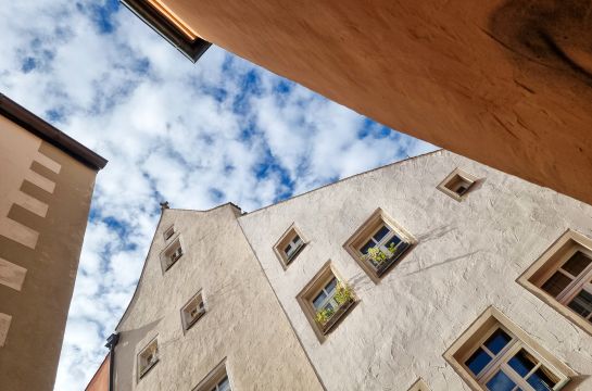 Fotografie: Blick in den blauen Himmel in den Gassen der Altstadt