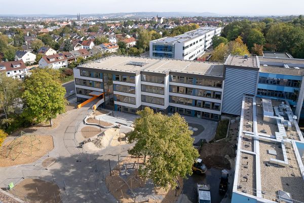 Fotografie - Grundschule Königswiesen, Vogelperspektive auf Haupteingang 