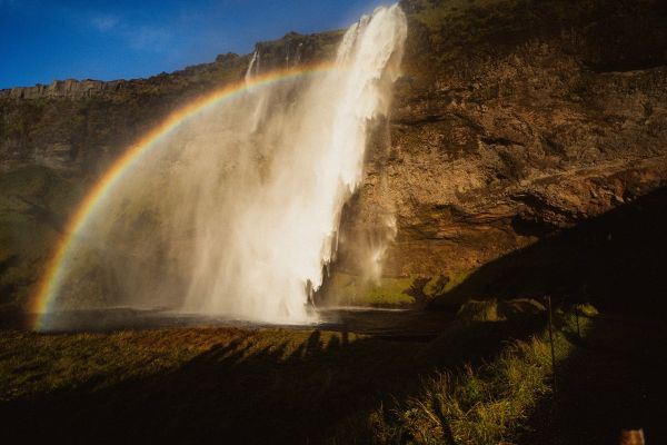 Fotografie – Wasserfall mit Regenbogen