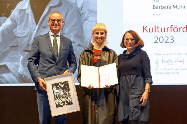 Fotografie - Barbara Muhr mit Oberbürgermeisterin Gertrud Maltz-Schwarzfischer (rechts) und Kulturreferent Wolfgang Dersch (links)