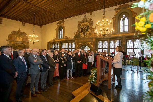 Fotografie - Neujahrsempfang 2023 - Blick in den Reichssaal, im Bild rechts Oberbürgermeisterin Gertrud Maltz-Schwarzfischer am Rednerpult