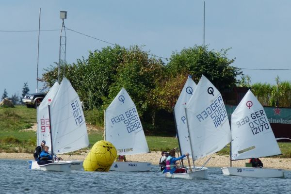 Optiliga mit Optimistenjollen an der Wendeboje © SCRR