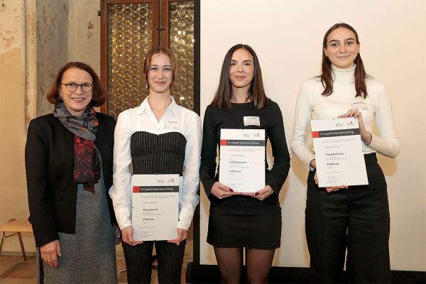 Fotografie - Oberbürgermeisterin Gertrud Maltz-Schwarzfischer mit den Stipendiatinnen Alexandra Frei, Ardita Ramadani und Charlotte Paulus