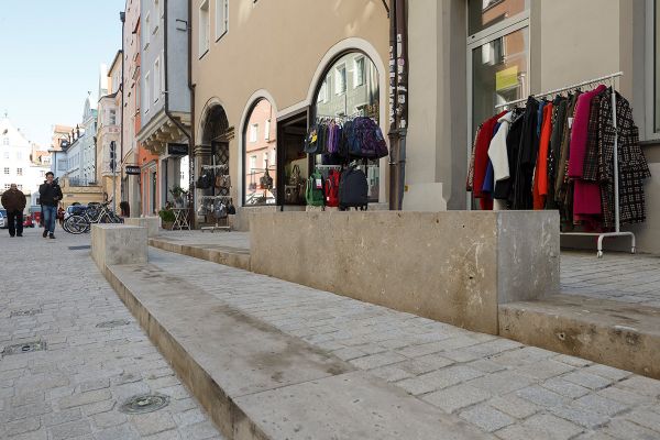 Straße in Altstadt mit festen Sitzblöcken aus Stein