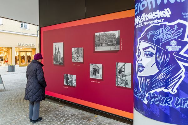 Fotografie - Bild von der Ausstellung "Das war's" in den Schaufenstern des ehemaligen Kaufhof-Gebäudes