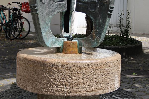 Abstrakter Brunnen (c) Stadt Regensburg, Hana Bejlková