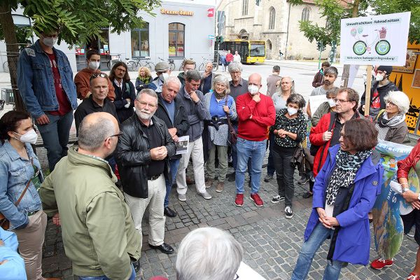 Bürgerinnen und Bürger auf einem Platz mit der Oberbürgermeisterin