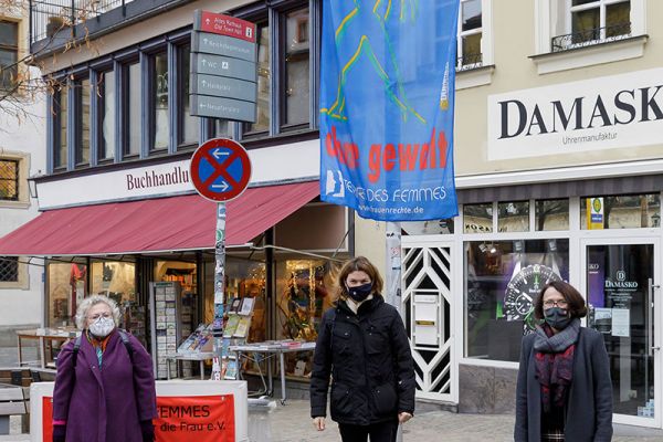 Oberbürgermeisterin Gertrud Maltz-Schwarzfischer und Landrätin Tanja Schweiger hissen gemeinsam mit Bärbel Mayer-Schärtel von Terre des Femmes die Fahne gegen Gewalt an Frauen