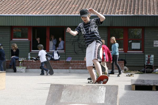 Jugendlicher auf Skateanlage