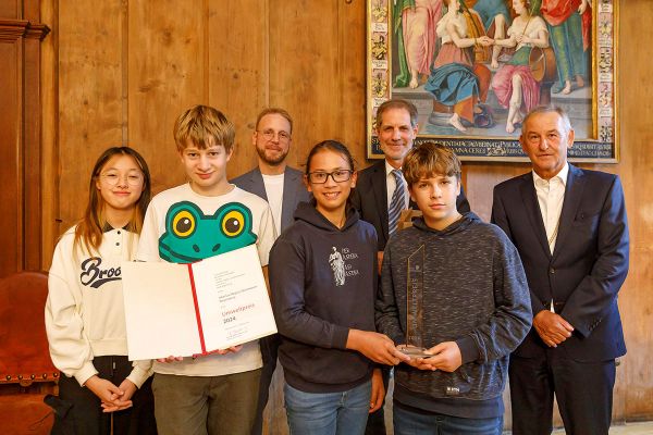 Fotografie - Auszeichnung für das Albertus-Magnus-Gymnaisum; im Bild Bürgermeister Ludwig Artinger, Studiendirektor Michael Hoffmann, Florian Maier und Schüler der Umweltgruppe