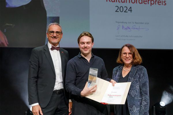 Fotografie - Jonas Höschl mit Oberbürgermeisterin Gertrud Maltz-Schwarzfischer und Kulturreferent Wolfgang Dersch bei der Preisverleihung