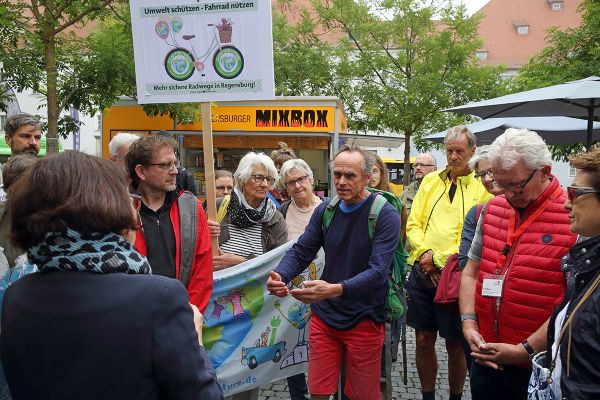 Bürgerinnen und Bürger auf einem Platz mit der Oberbürgermeisterin