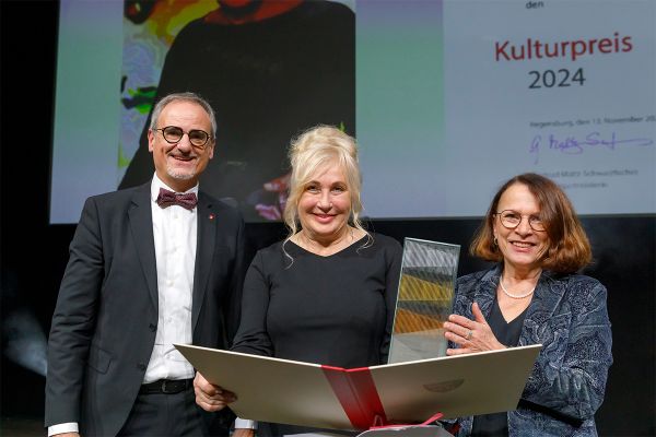 Fotografie - Regina Hellwig-Schmid mit Oberbürgermeisterin Gertrud Maltz-Schwarzfischer und Kulturreferent Wolfgang Dersch bei der Preisverleihung