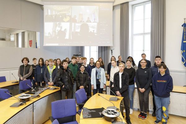 Gruppenfoto der Mädchen und Jungen zusammen mit der Oberbürgermeisterin. 