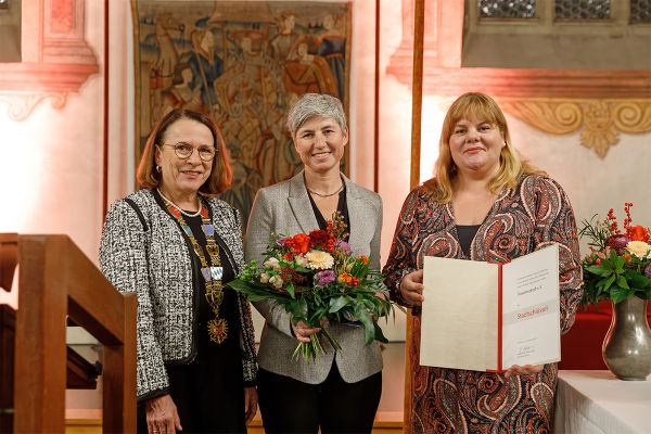 Fotografie - Verleihung der Stadtschlüssel an den Verein Frauennotruf e.V.; im Bild Heike Pfefferkorn und Michaela Schindler mit Oberbürgermeisterin Gertrud Maltz-Schwarzfischer