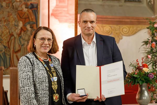 Fotografie - Verleihung der Stadtschlüssel an Christian Volkmer; im Bild mit Oberbürgermeisterin Gertrud Maltz-Schwarzfischer