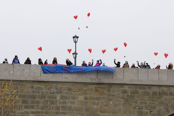 Internationaler Tag gegen Gewalt an Frauen 2020 - Ballons fliegen von Steinerner Brücke