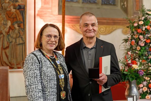 Fotografie - Verleihung der Silbernen Bürgermedaille an Martin Wunnike; im Bild mit Oberbürgermeisterin Gertrud Maltz-Schwarzfischer