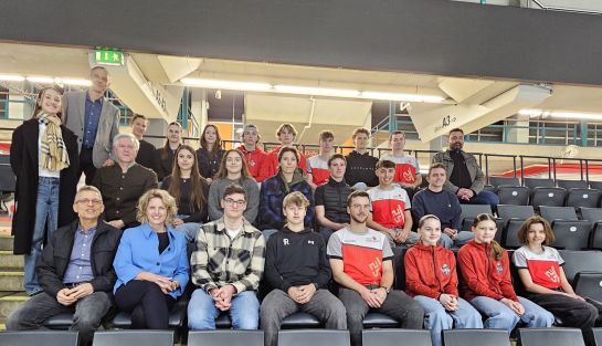 Fotografie: Gruppenbild bei der Vorstellung des Teams Regensburg 2025