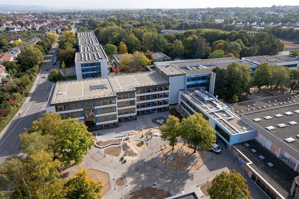 Fotografie - Grundschule Königswiesen, Vogelperspektive auf Verbindungsbau 