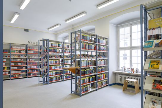 Bücherregale in der Jugendbücherei