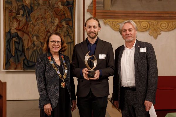 Fotografie - Gruppenbild mit Gruppenbild_Oberbürgermeisterin Gertrud Maltz-Scharzfischer, Preisträger Henrik Mattes, Laudator Prof. Dr. Dietmar Kurapkat 