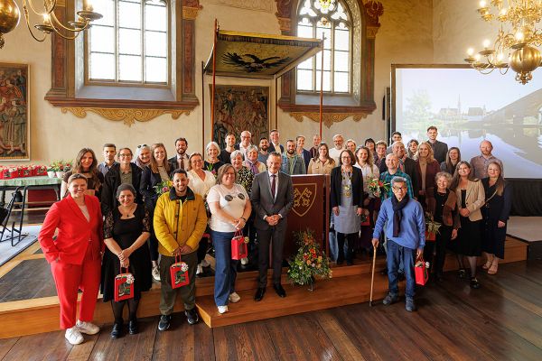 Fotografie - Gruppenfoto aller geehrten Ehrenamtlichen mit den zuständigen städtischen Mitarbeiterinnen und Mitarbeitern, Oberbürgermeisterin Gertrud Maltz-Schwarzfischer, dem Integrationsbeauftragten Karl Straub, MdL, Amtsleiterin Ines Spitaler-Kossok sowie der Vorsitzenden des Integrationsbeirates Julia Lang