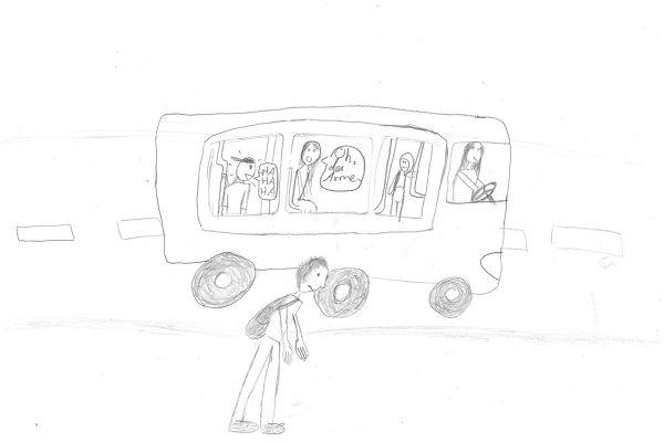 Zeichnung/Karikatur: Schulkind mit Schultasche läuft mit gequältem Gesichtsausdruck zu Fuß, während Bus Kindern an ihm vorbeifährt. Sprechblasen der fahrenden Kinder: „Ha ha ha“ und „Oh, der Arme…“