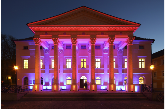 Fotografie: Haus der Musik mit rotem Licht illuminiert