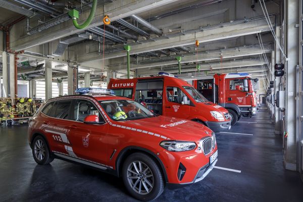 Fotografie - Hauptfeuerwache - Halle mit Feuerwehrfahrzeugen