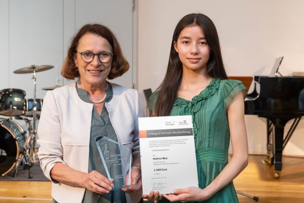 Fotografie - Oberbürgermeisterin Gertrud Maltz-Schwarzfischer übergibt Förderpreis an Helena Neu