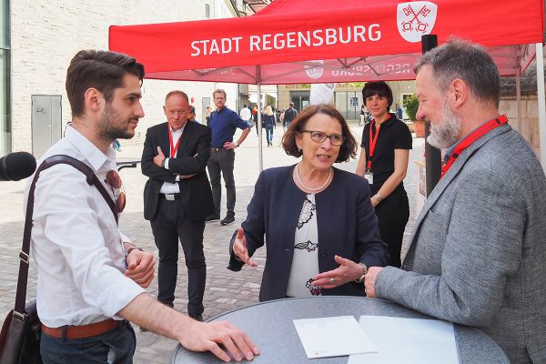 Fotografie - Oberbürgermeisterin Gertrud Maltz-Schwarzfischer und Anton Sedlmeier, Leiter des Amts für Stadtentwicklung, im Gespräch