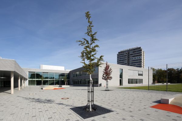 Fotografie - Kreuzschule - Außenansicht Schulhof