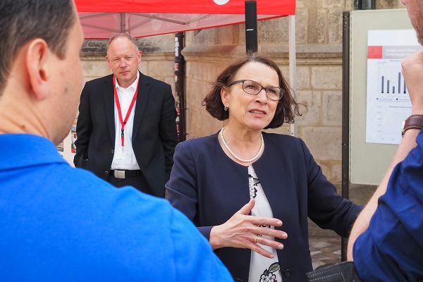 Fotografie - Oberbürgermeisterin Gertrud Maltz-Schwarzfischer im Gespräch