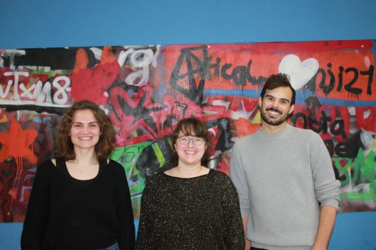 Das Team des JUZ Utopia vor einer bunten Grafitti-Wand